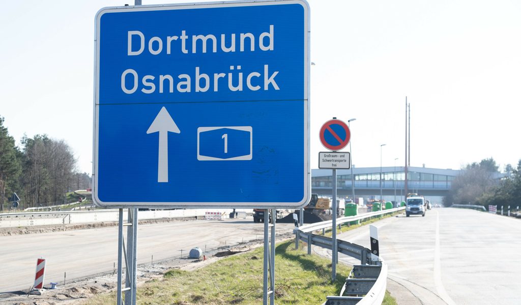 Mit-Einkaufskorb-Fu-g-nger-sorgt-f-r-Aufregung-auf-der-Autobahn