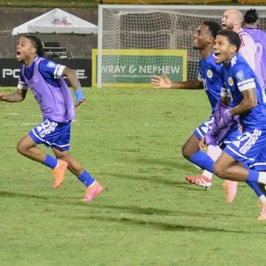 Die Fußball-Nationalmannschaft Curaçaos läuft jubelnd über das Spielfeld