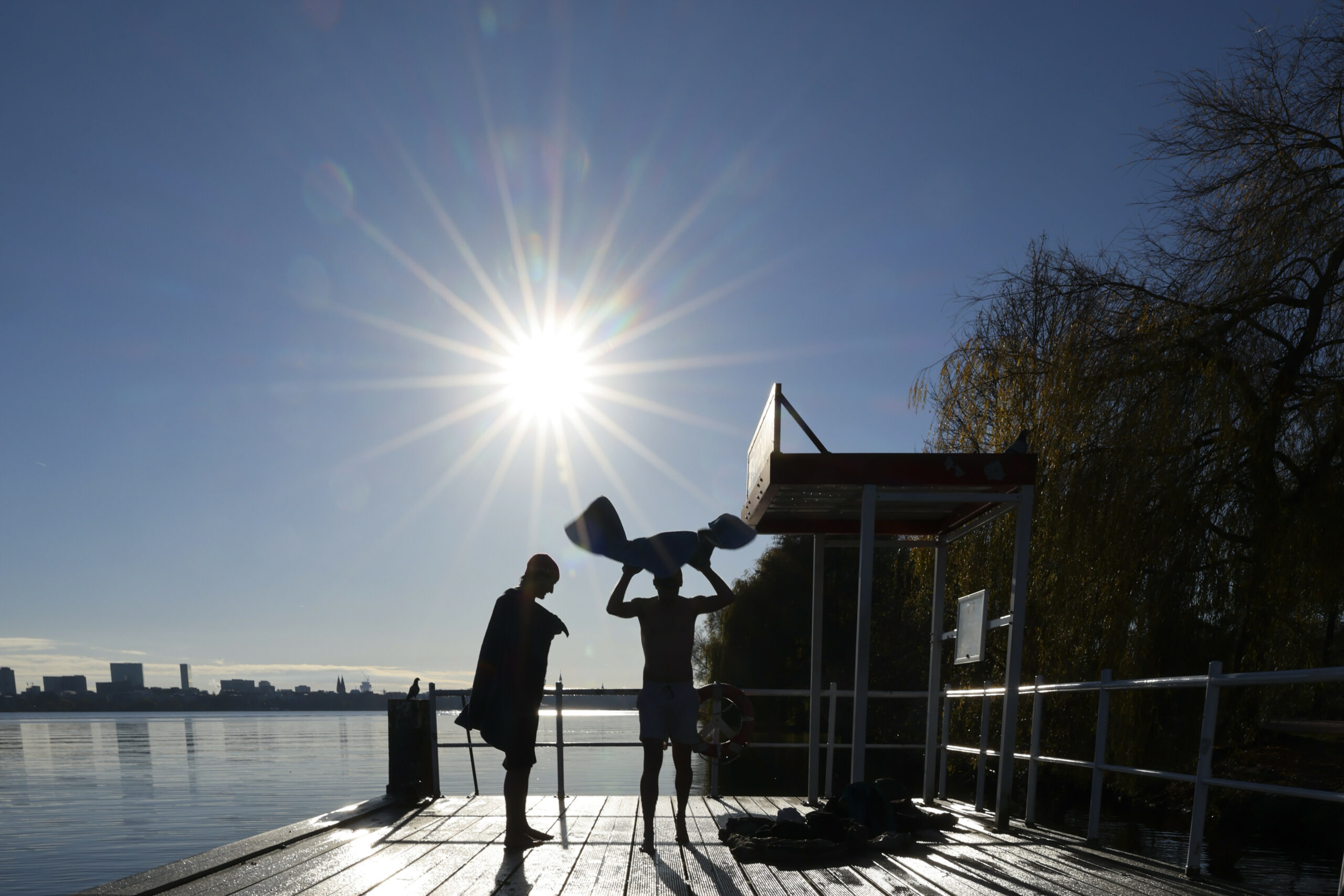 Zwei Männer beim Eisbaden in Hamburg