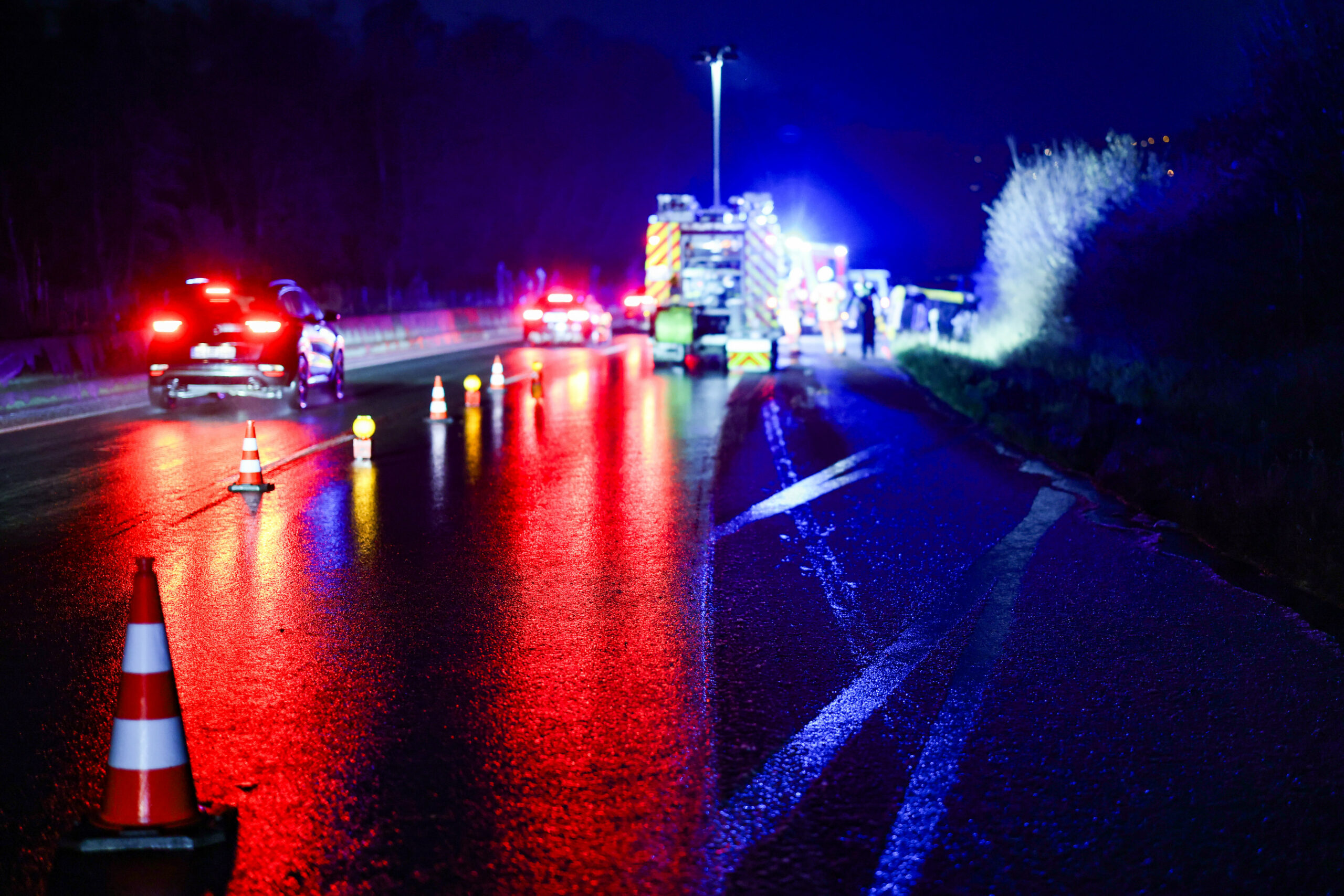 Im Nordosten kam es am letzten Tag des Jahres zu unzähligen Unfällen wegen Glatteis – eine Person starb. (Symbolbild)