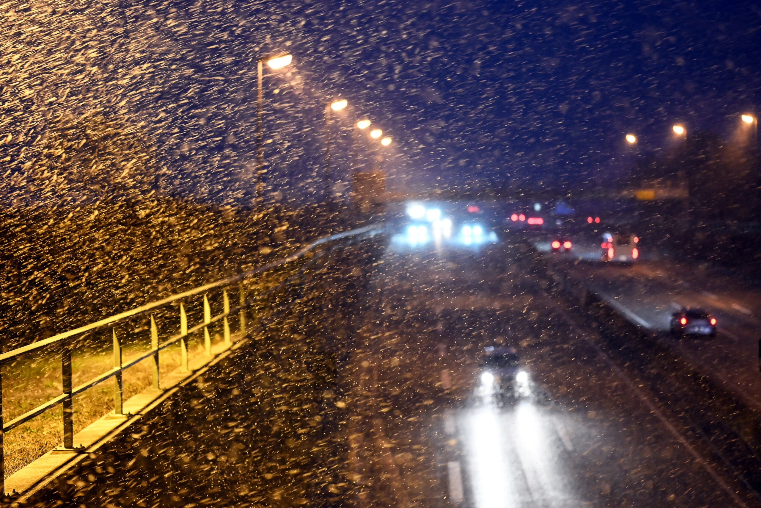Blick auf den Emstunnel in der Dunkelheit und mit Schneefall.