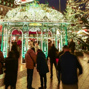 Blick auf den Weihnachtsmarkt am Hamburger Rathaus.
