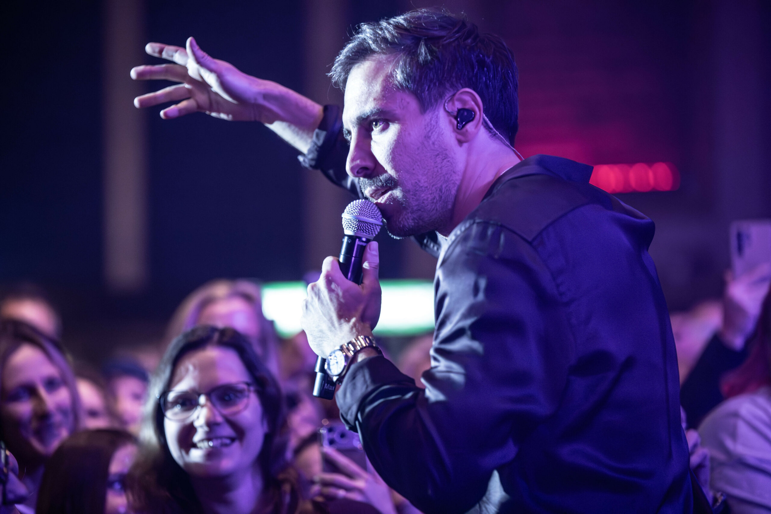 Sänger Max Giesinger bei einem Konzert in Berlin (Archivbild).