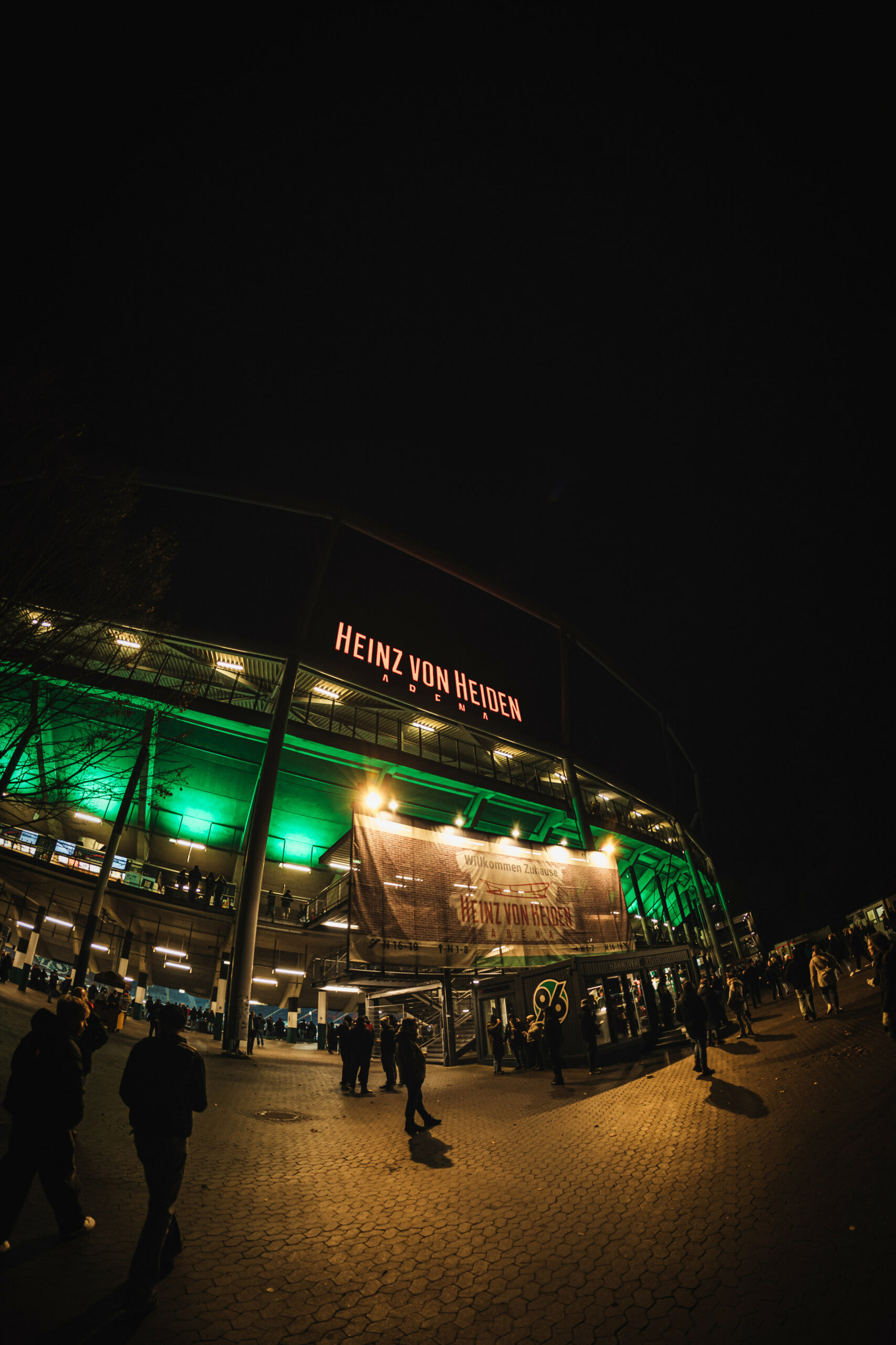 Der Unfall passierte in der Nähe des Südvorplatzes der Heinz-von-Heiden-Arena (Archivbild).