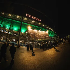 Der Unfall passierte in der Nähe des Südvorplatzes der Heinz-von-Heiden-Arena (Archivbild).