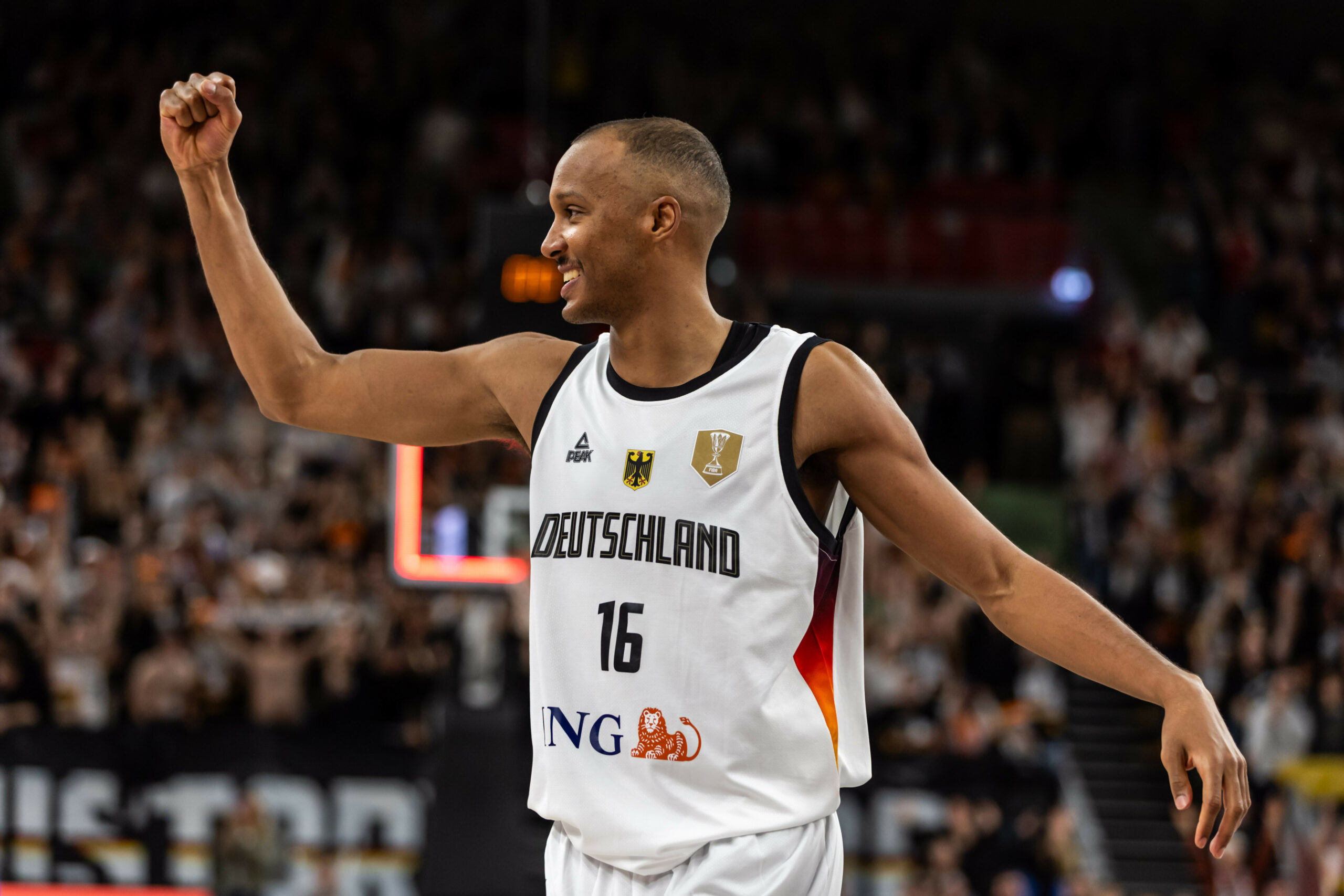 Louis Olinde jubelt bei einem Länderspiel mit der deutschen Basketball-Nationalmannschaft