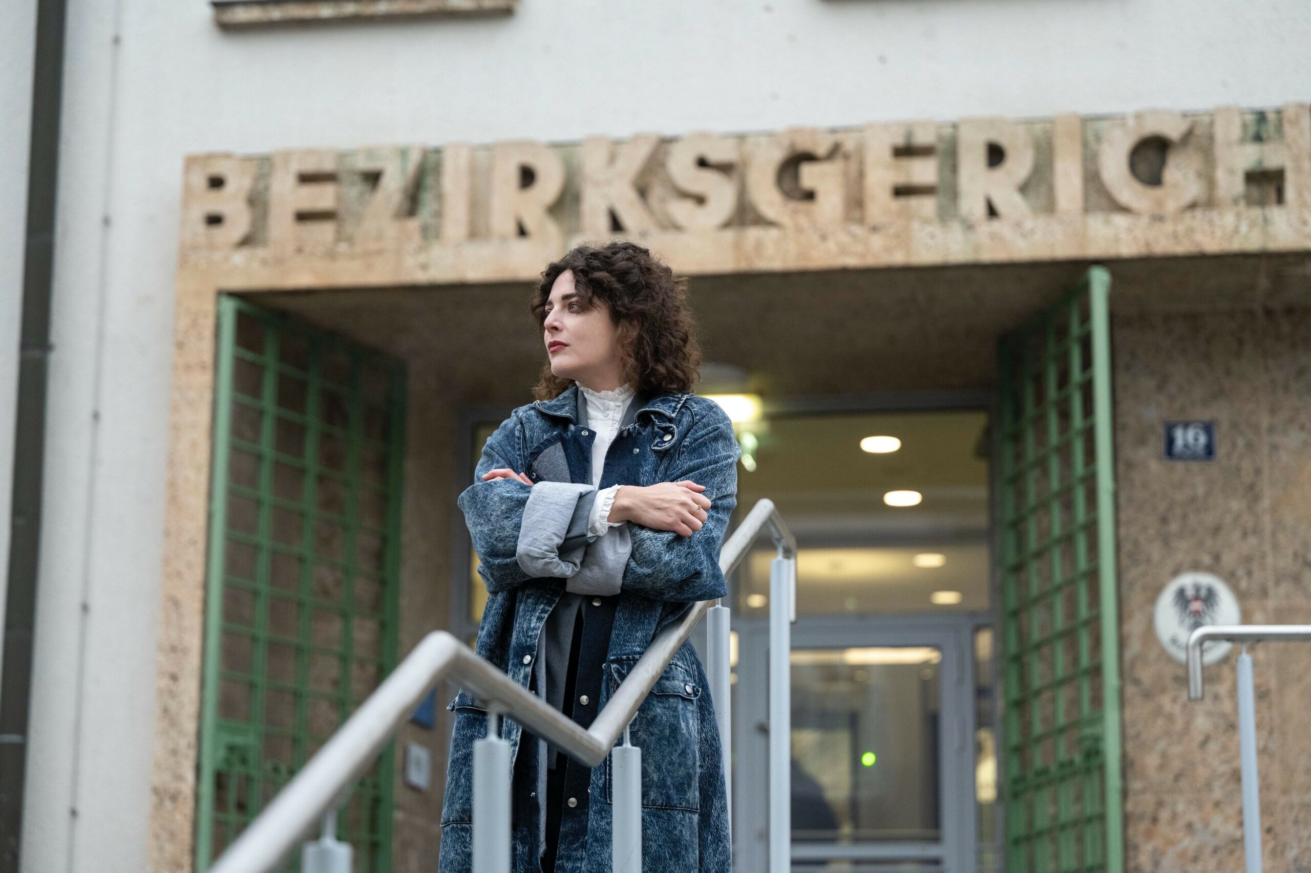 Die Schauspielerin Anna Werner Friedmann steht vor dem Bezirksgericht.