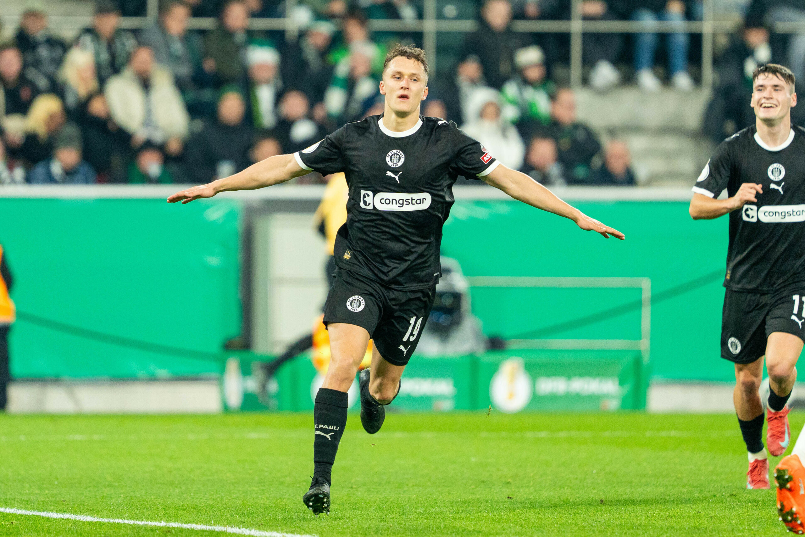 Martijn Kaars bejubelt ein Tor für den FC St. Pauli