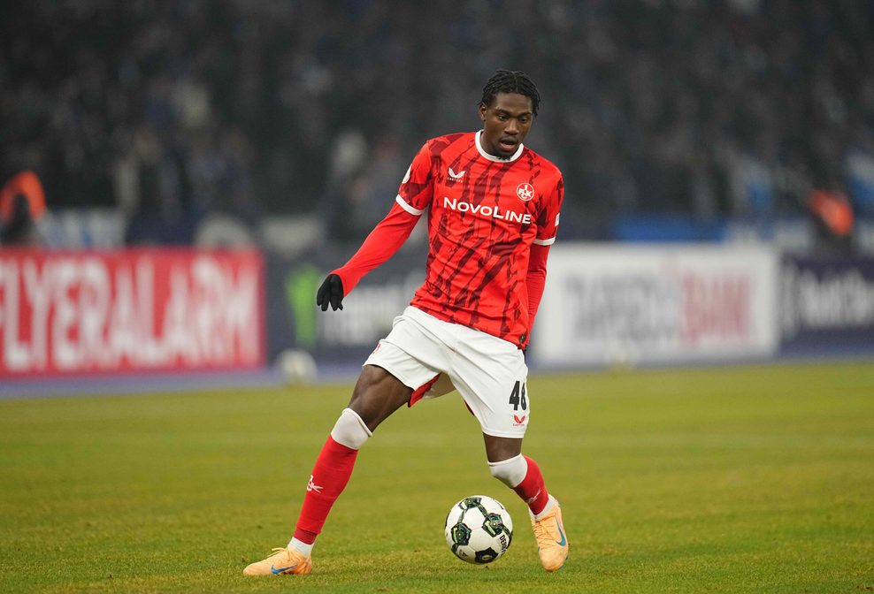 Faride Alidou dribbelt mit dem Ball am Fuß