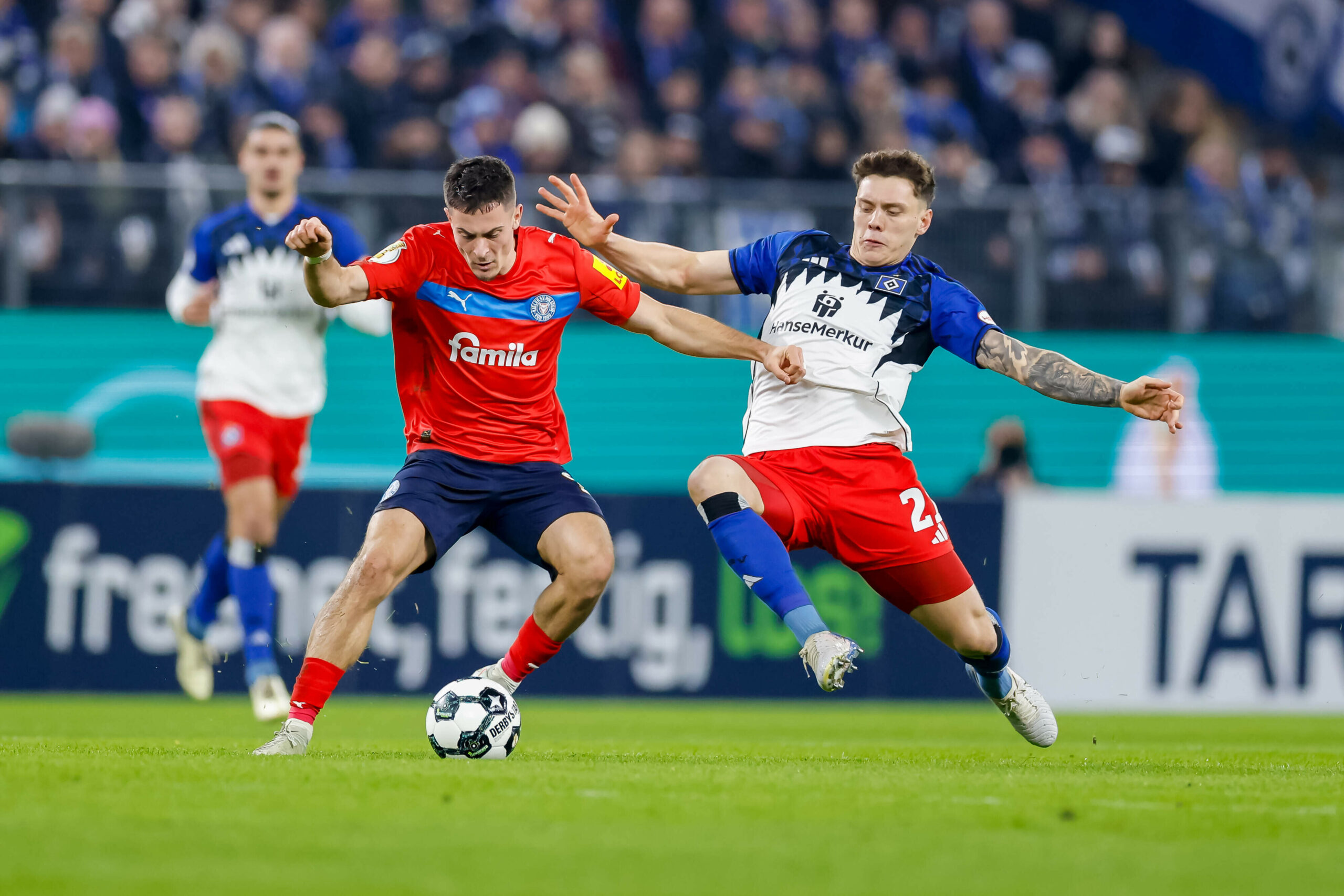 Nicolai Remberg im Zweikampf mit Kiels Adrian Kapralik