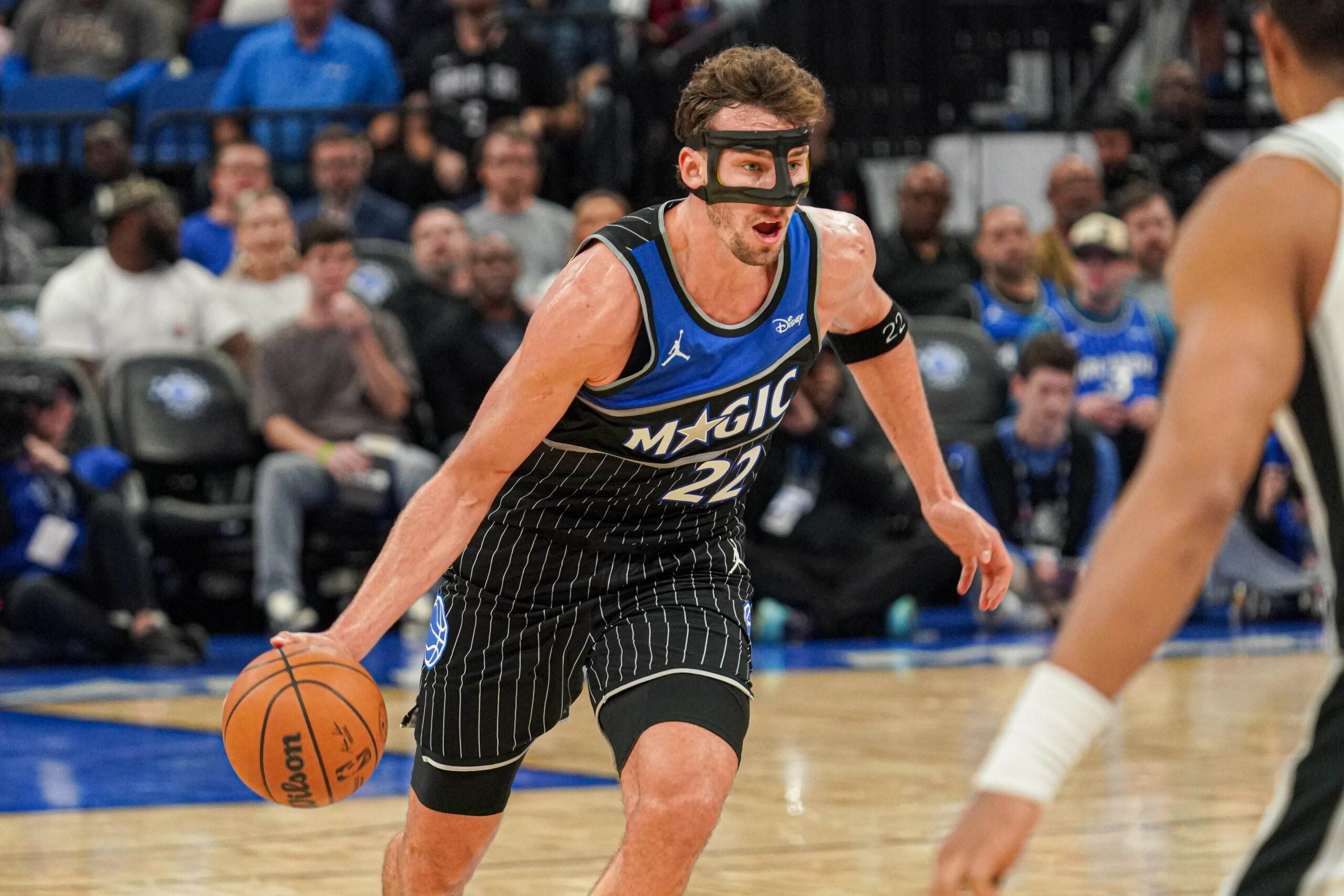 Orlando Magic-Profi Franz Wagner dribbelt konzentriert über das Spielfeld