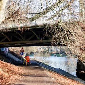 Ein Techniker führt Vermessungen an der Mühlentorbrücke in Lübeck durch.