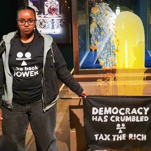 Aktivistinnen der Gruppe „Take Back Power“, nachdem sie einen Dessert-Anschlag auf die Kronjuwelen im Tower of London verübt haben.