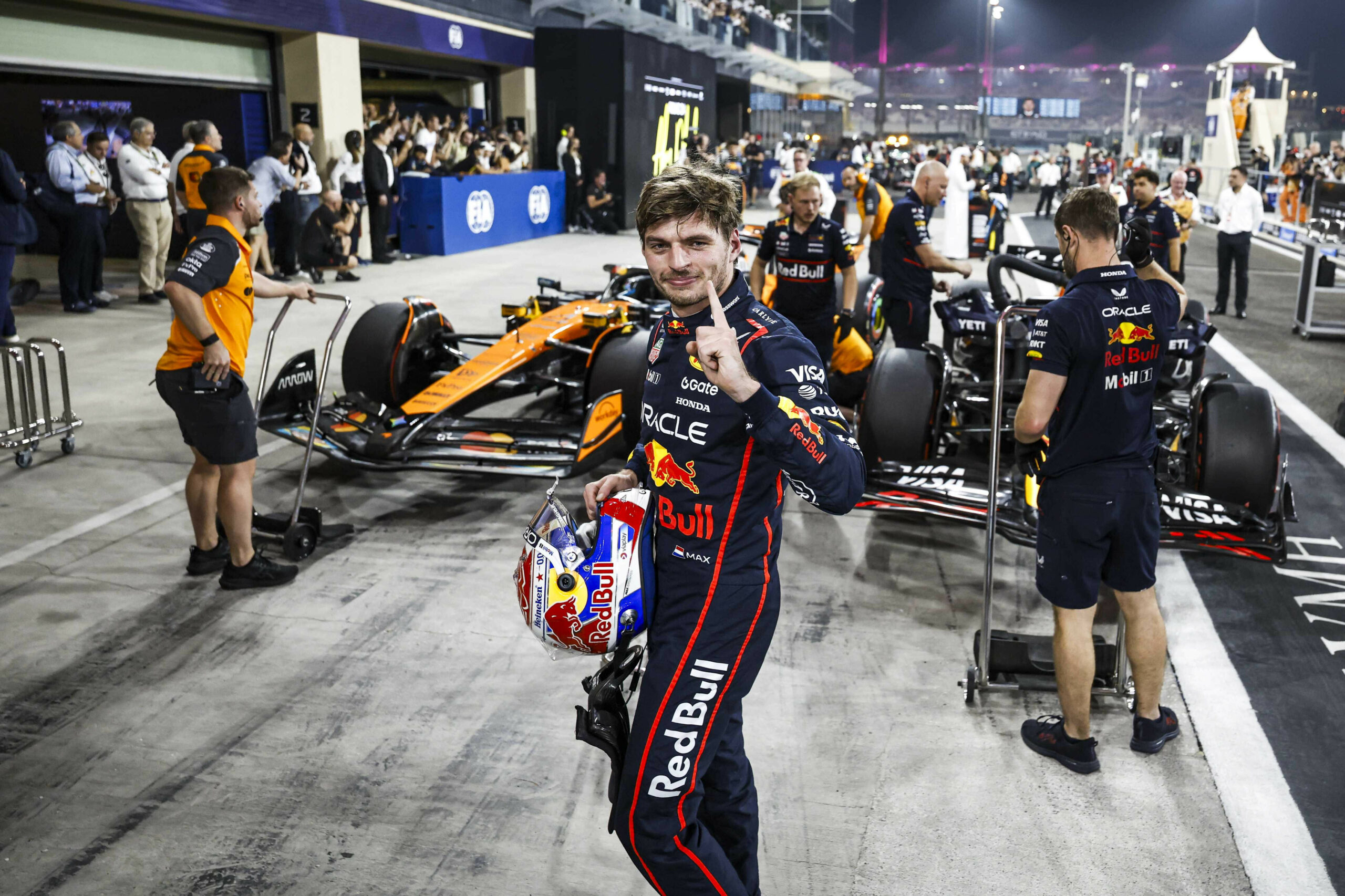 Formel 1-Rennfahrer Max Verstappen zeigt nach dem Gewinn der Pole-Position in Abu Dhabi zufrieden einen Finger in die Kamera