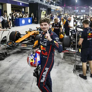 Formel 1-Rennfahrer Max Verstappen zeigt nach dem Gewinn der Pole-Position in Abu Dhabi zufrieden einen Finger in die Kamera