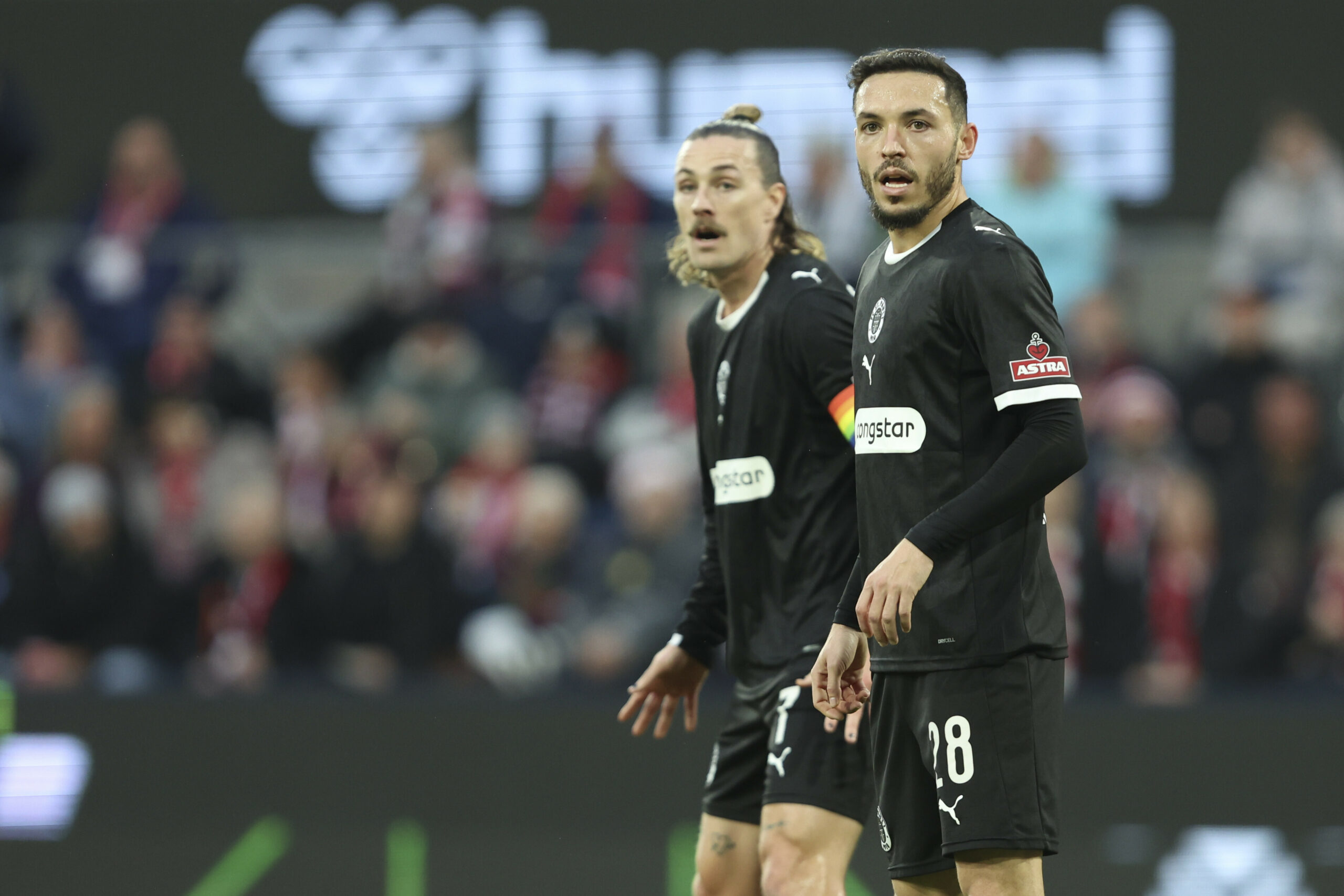 Jackson Irvine und Mathias Pereira Lage beim St. Pauli-Spiel in Köln