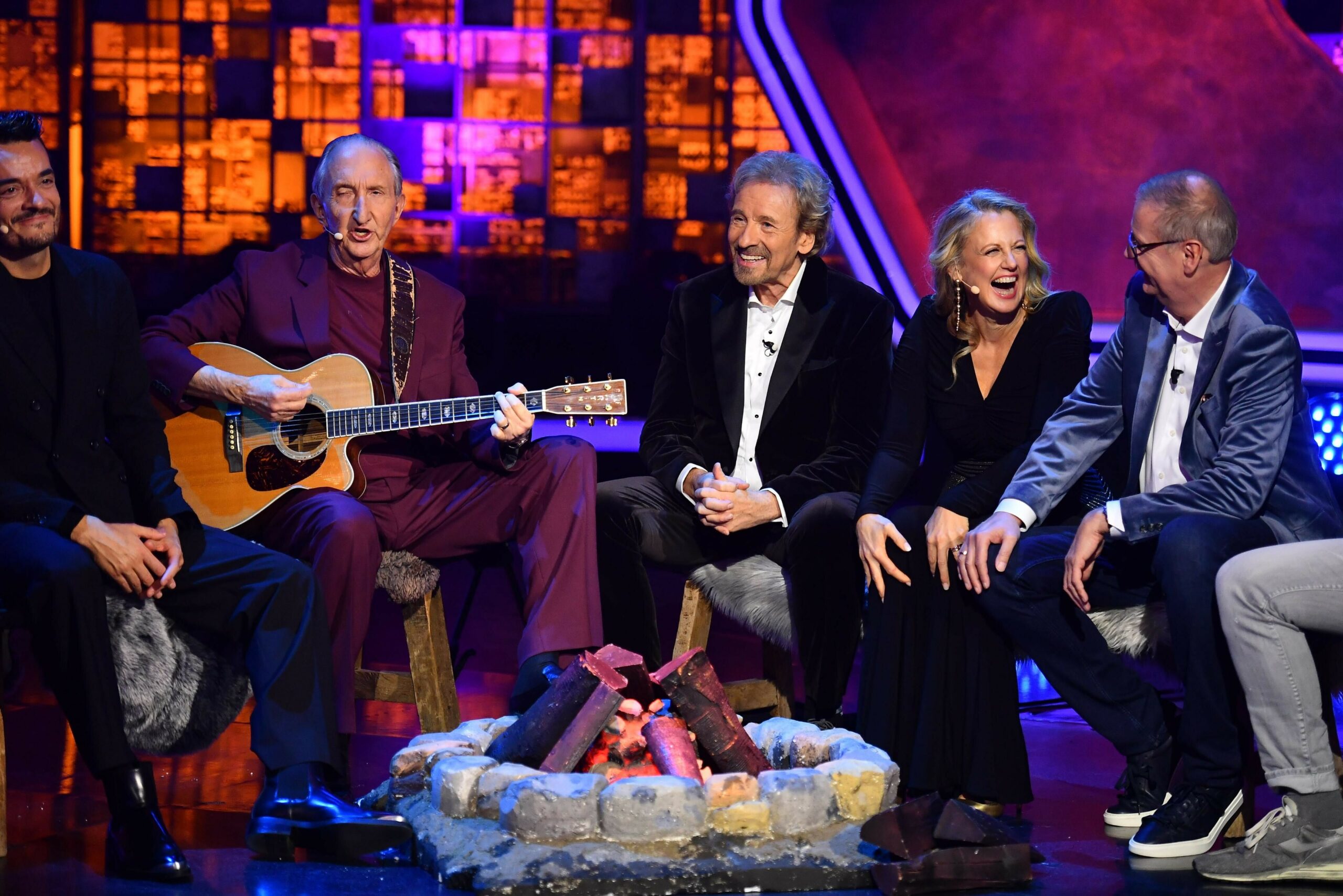 Mike Krüger singt Thomas Gottschalk am Lagerfeuer ein Ständchen.