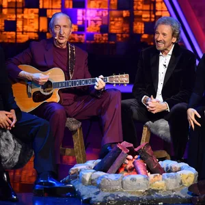 Mike Krüger singt Thomas Gottschalk am Lagerfeuer ein Ständchen.