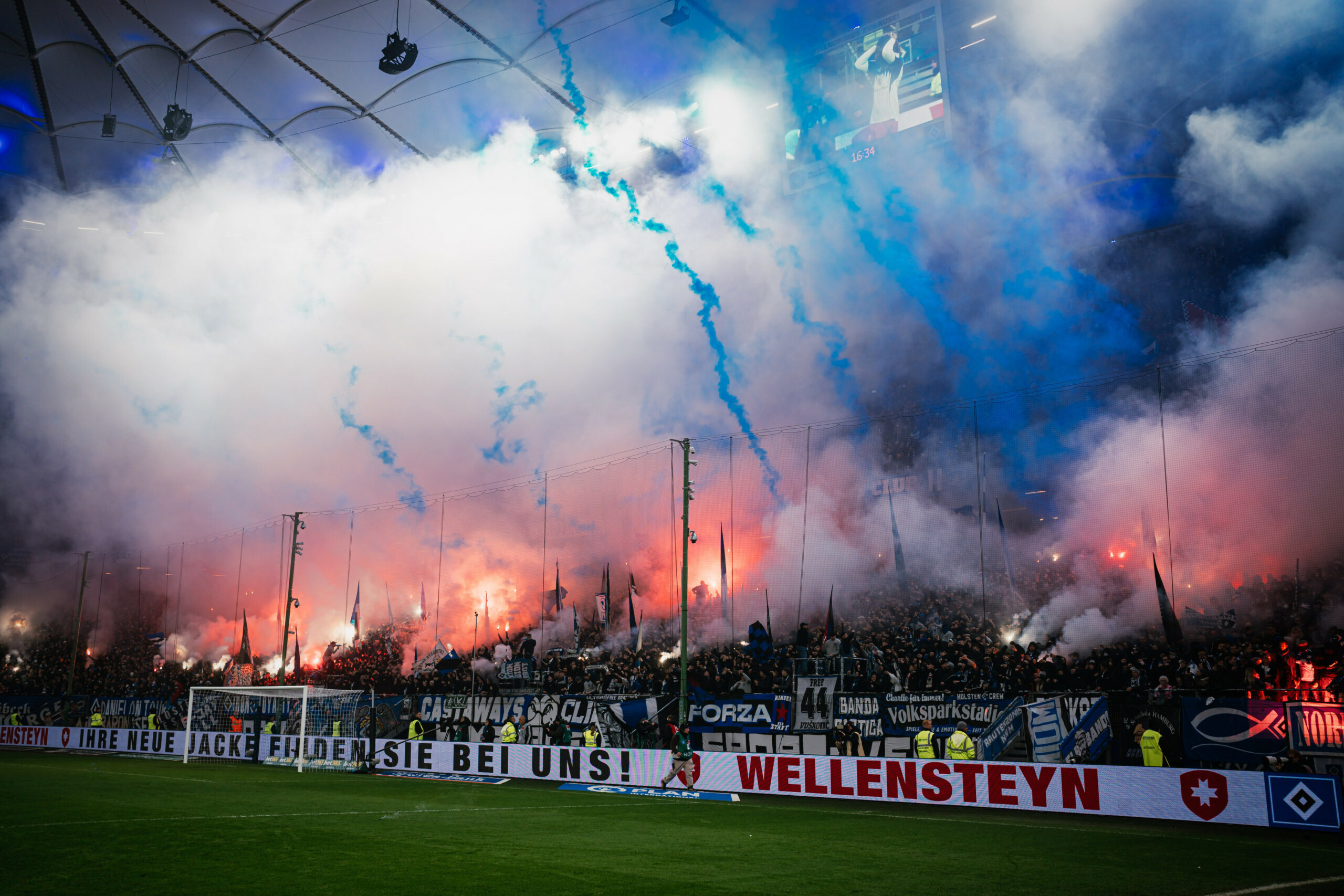 HSV Hamburg Nordkurve zündet vor Anpfiff der zweiten Hälfte des Nordderbys Pyrotechnik.