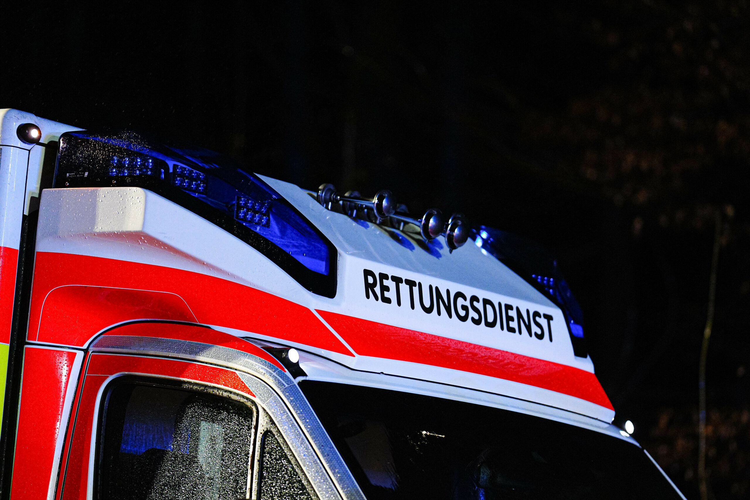 Mann wird beim Überqueren einer vierspurigen Straße lebensbedrohlich von einem Auto erfasst. (Symbolbild)