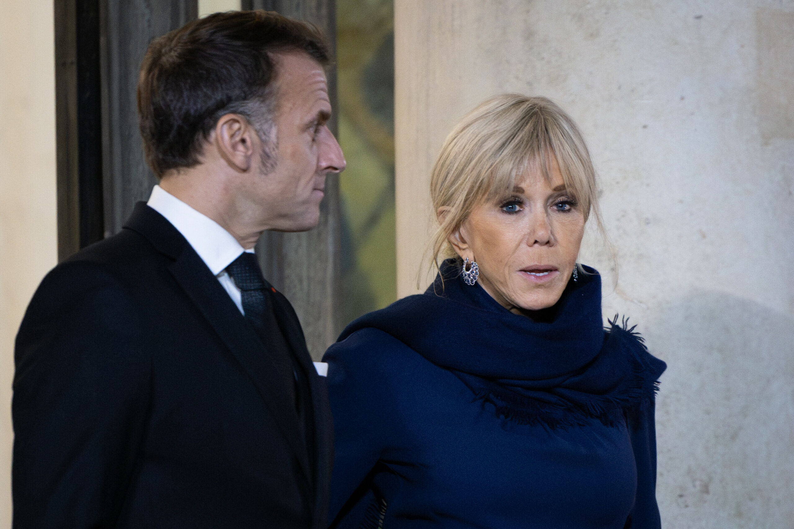 Emmanuel Macron und Brigitte Macron stehen nebeneinander.