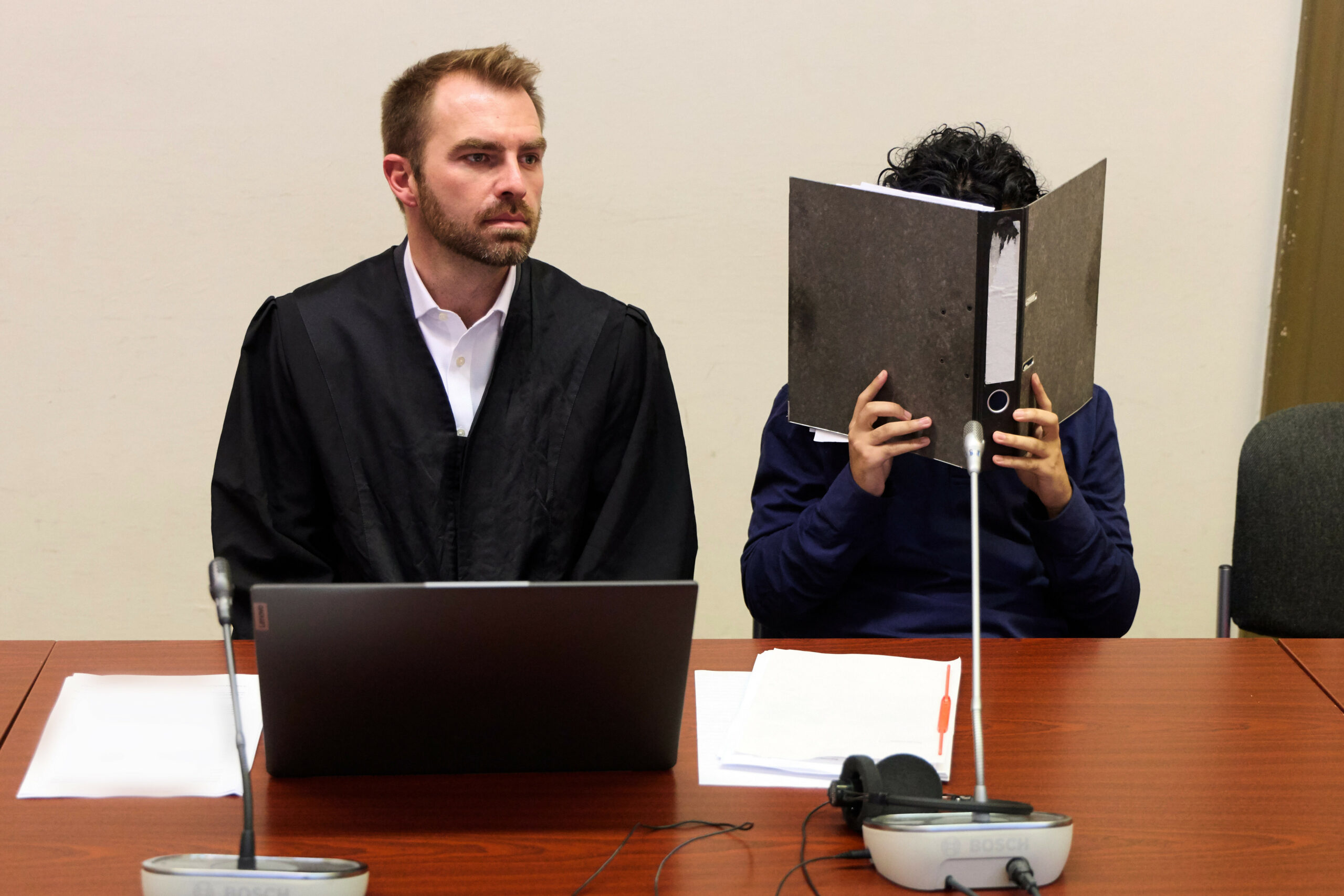 Der Angeklagte (r) und sein Anwalt Sebastian Brill sitzen vor der Urteilsverkündung im Prozess wegen Drogenhandels im Gerichtssaal.