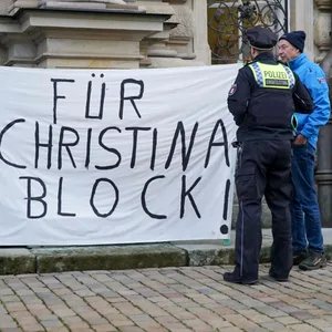 Das Ehepaar steht auch am Dienstag wieder vor dem Hamburger Strafjustizgebäude. Polizisten prüfen die Situation, haben aber nichts auszusetzen.