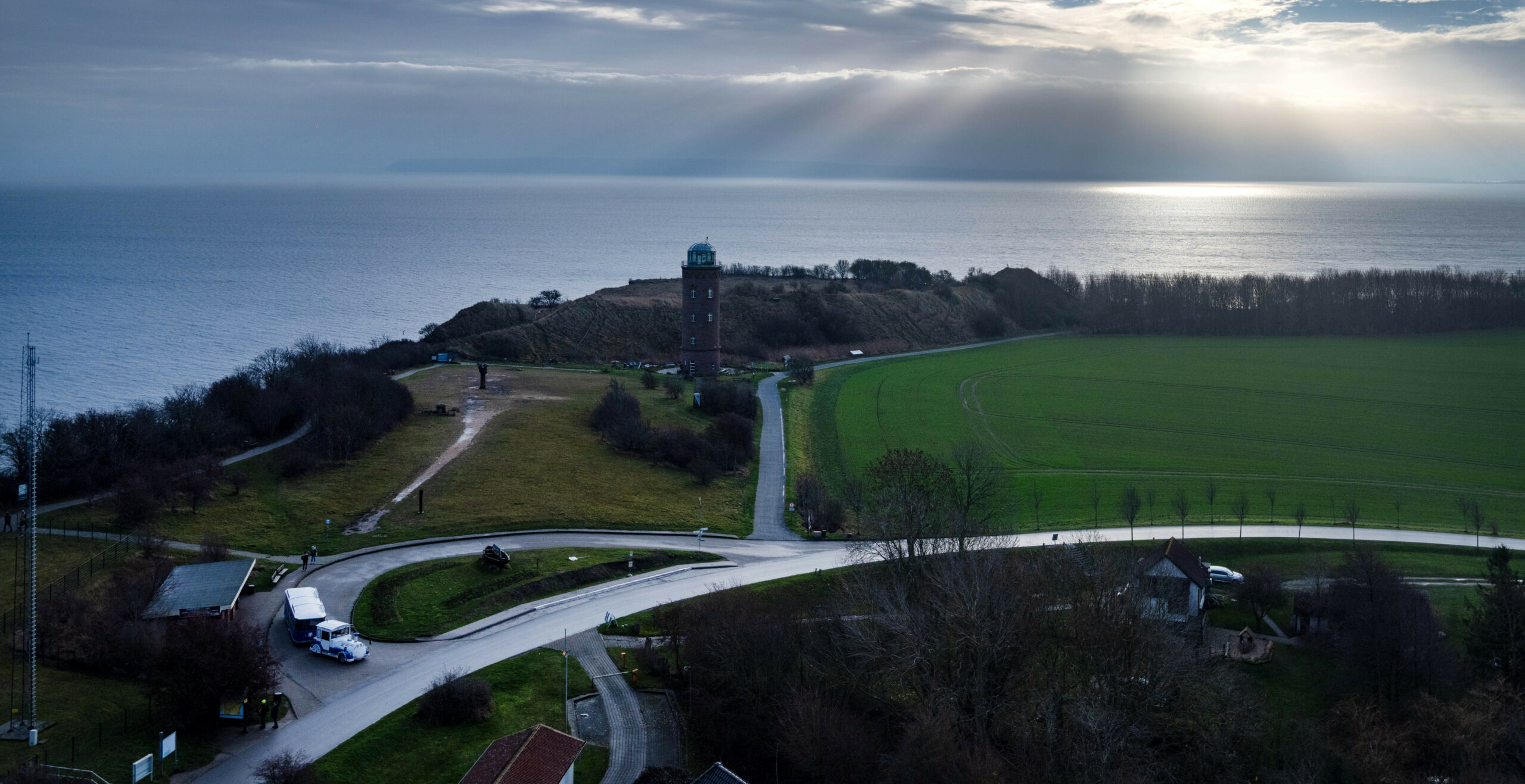 Blick auf den historischen Peilturm von Kap Arkona in der Gemeinde Putgarten (Mecklenburg-Vorpommern) auf der Insel Rügen.