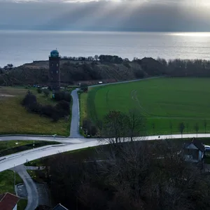 Blick auf den historischen Peilturm von Kap Arkona in der Gemeinde Putgarten (Mecklenburg-Vorpommern) auf der Insel Rügen.