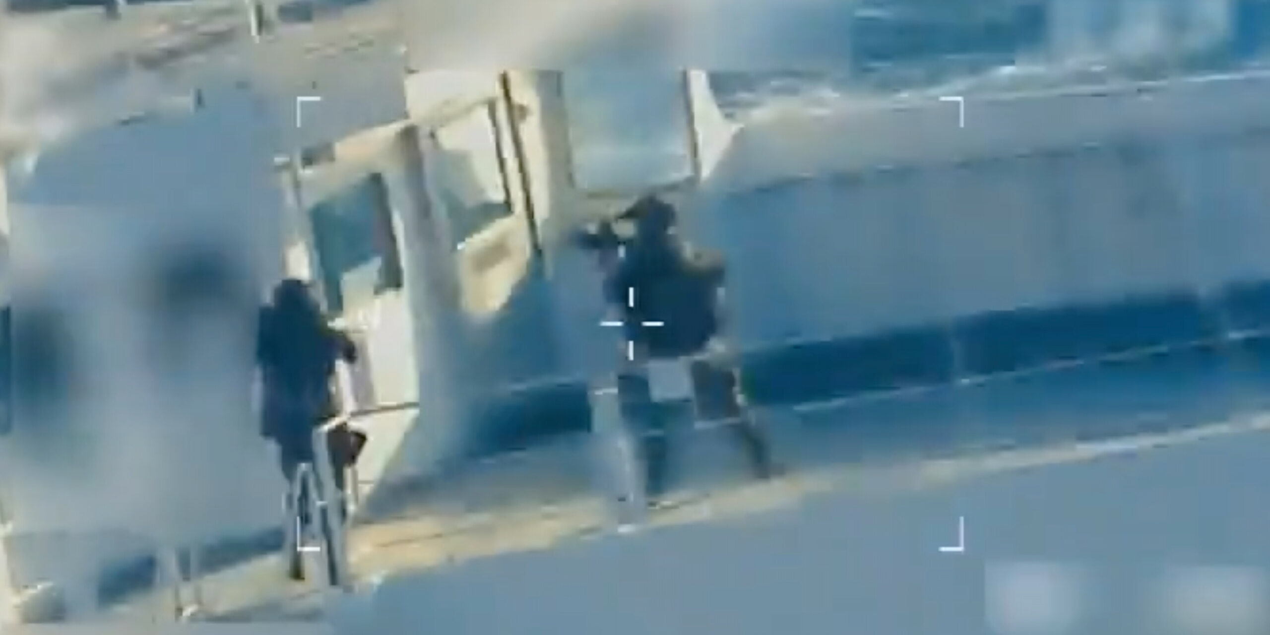 Dieses Bild aus einem Video, das auf dem X-Account von Generalstaatsanwältin Pam Bondi gepostet und von der Quelle teilweise unkenntlich gemacht wurde, zeigt einen Öltanker, der von den US-Streitkräften vor der Küste Venezuelas beschlagnahmt wird.