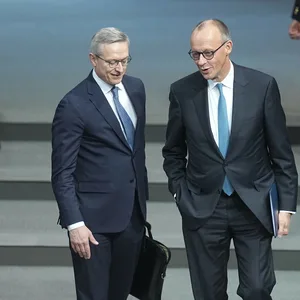 Karsten Wildberger (l, CDU), Bundesminister für Digitalisierung und Bundeskanzler Friedrich Merz: Das Datum für den digitalen Ausweis steht nun fest.