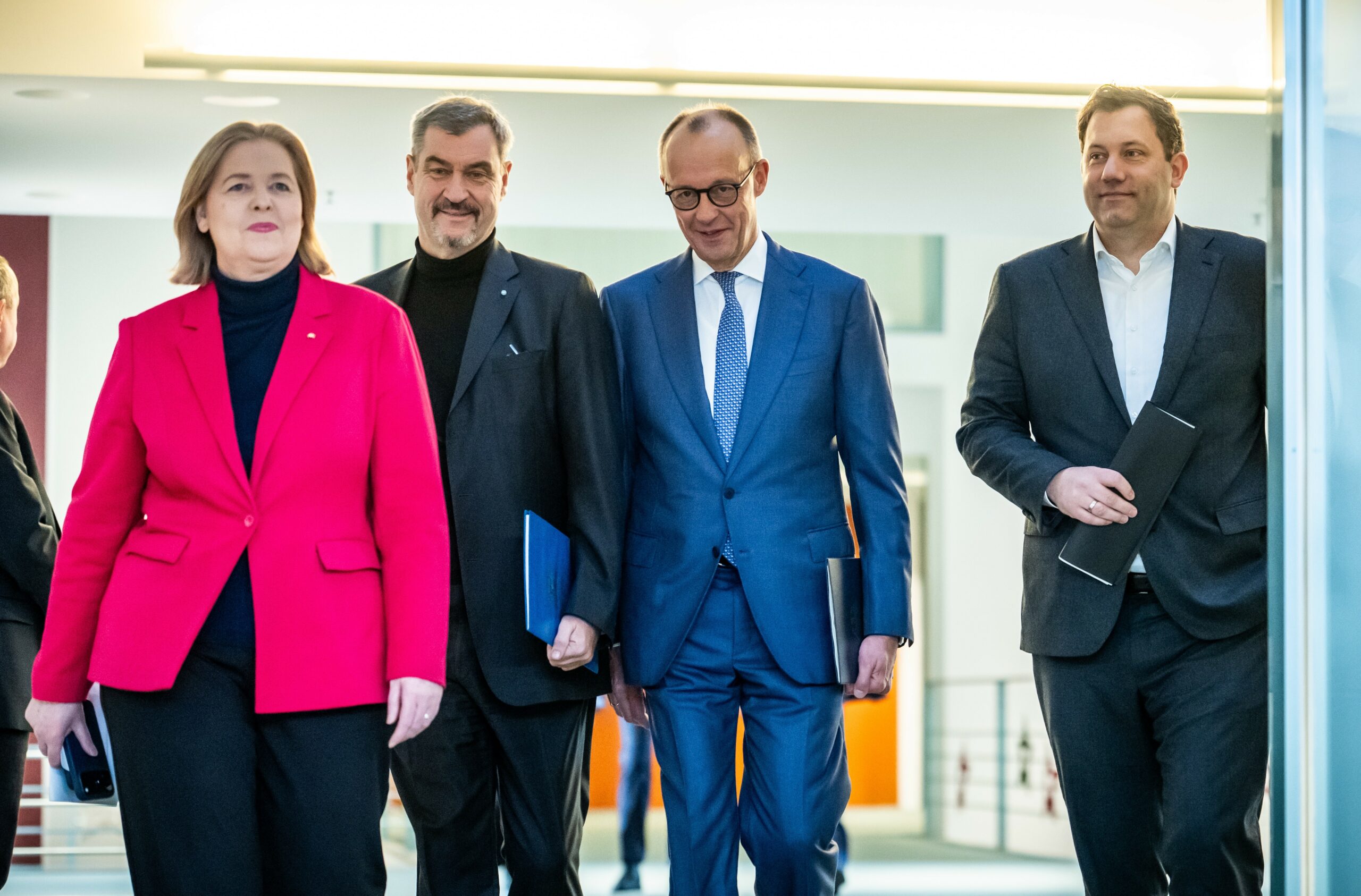 Bundeskanzler Friedrich Merz (2.v.r., CDU), Lars Klingbeil (r, SPD), Bundesminister der Finanzen, Bärbel Bas (SPD), Bundesministerin für Arbeit und Soziales, und Markus Söder (CSU), Ministerpräsident von Bayern zeigen eine geeinte Koalition nach dem Koalitionsausschuss.