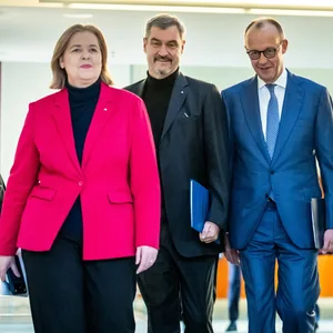 Bundeskanzler Friedrich Merz (2.v.r., CDU), Lars Klingbeil (r, SPD), Bundesminister der Finanzen, Bärbel Bas (SPD), Bundesministerin für Arbeit und Soziales, und Markus Söder (CSU), Ministerpräsident von Bayern zeigen eine geeinte Koalition nach dem Koalitionsausschuss.
