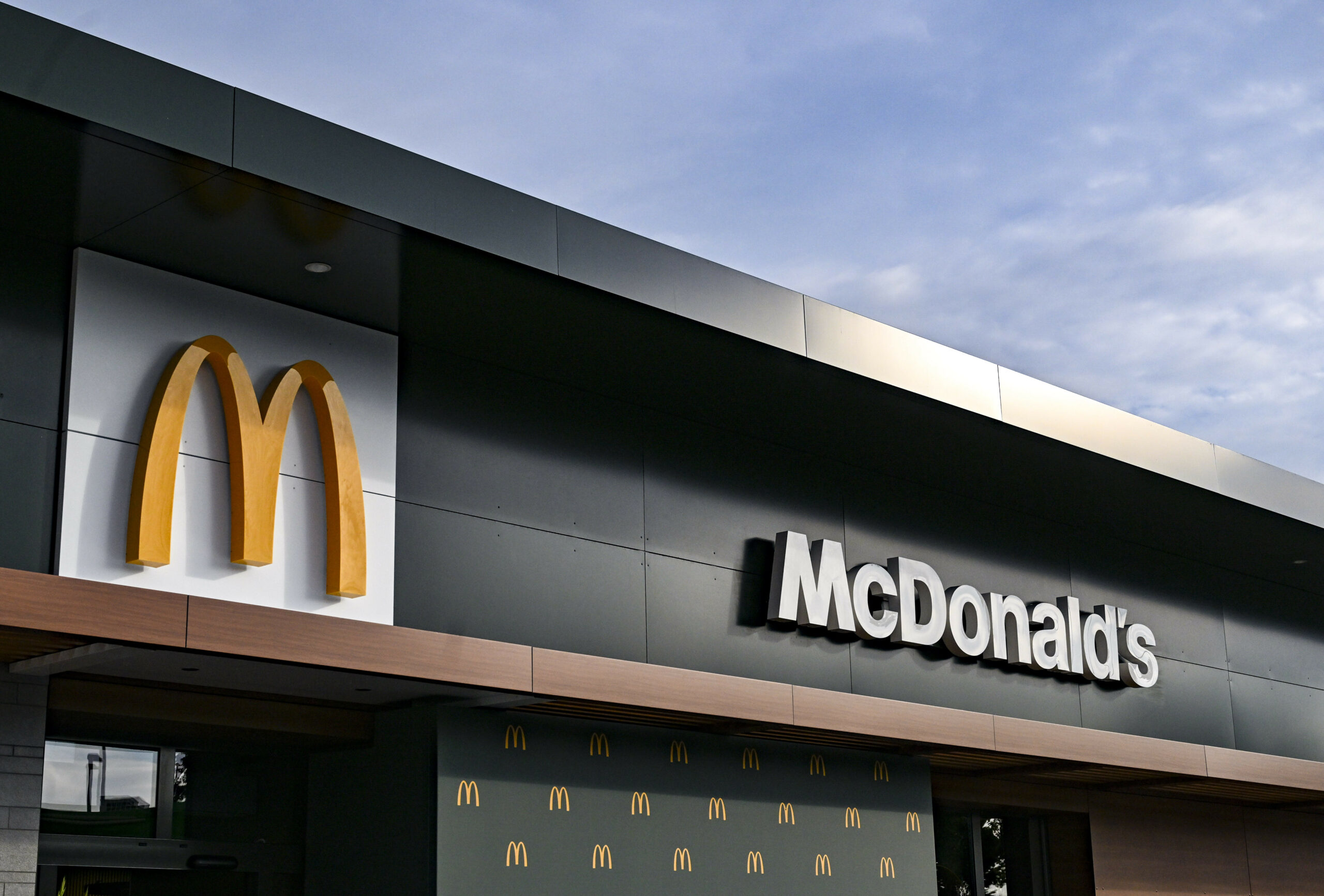 McDonald's zieht nach heftiger Kritik seinen neuen Weihnachts-Werbespot zurück.