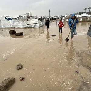 Im durch den Krieg verwüsteten Gazastreifen spitzt sich die Lage vieler Menschen nach andauernden Regenfällen zu.