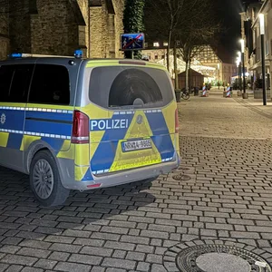 Ein Polizeiauto steht in der Nähe des Weihnachtsmarktes in Herford.