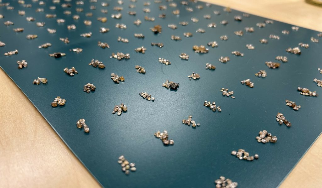 passagier-schmuggelt-unfassbare-anzahl-an-diamanten-im-handgep-ck