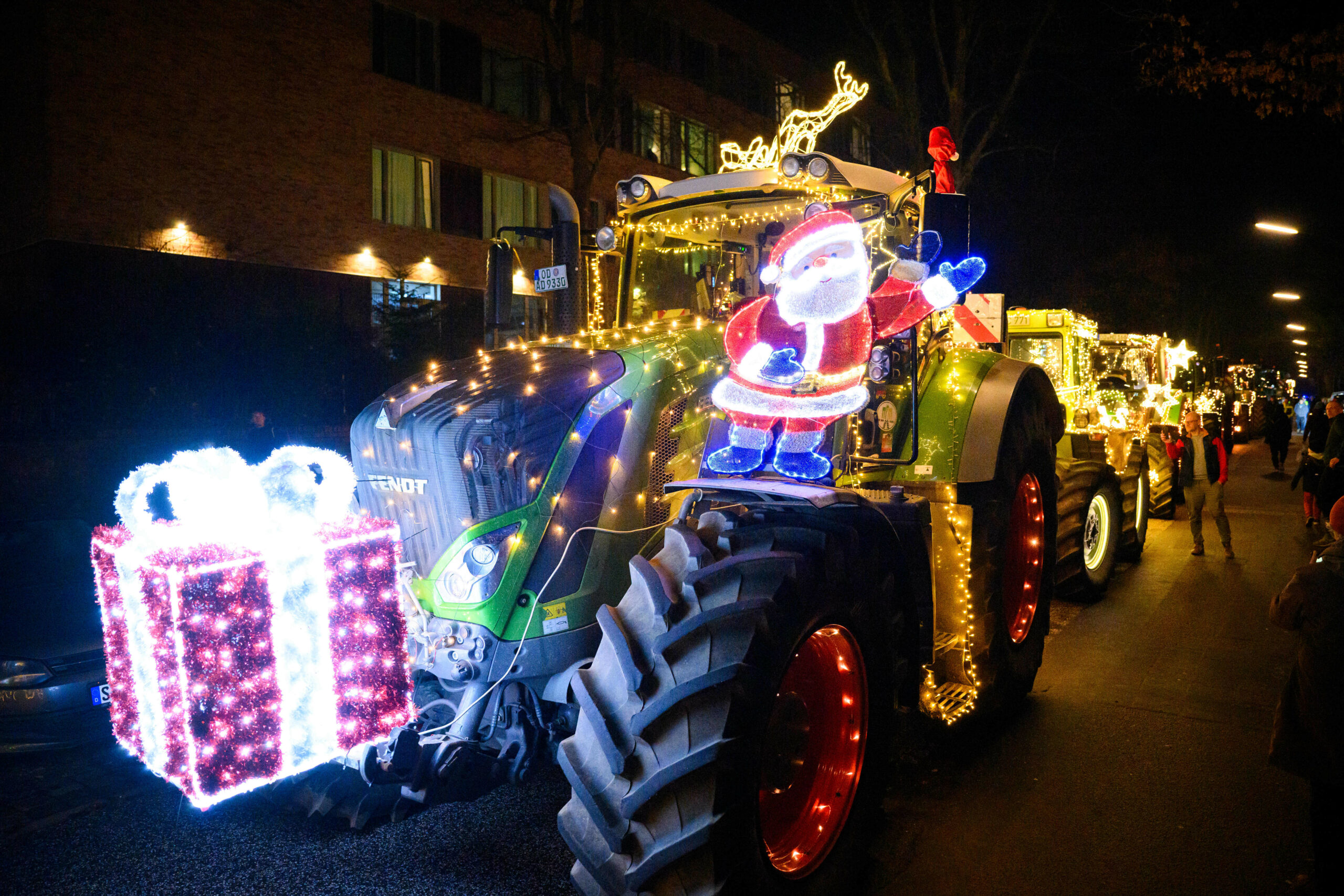 Landwirte aus Schleswig-Holstein fahren mit geschmückten Traktoren beim UKE vor.