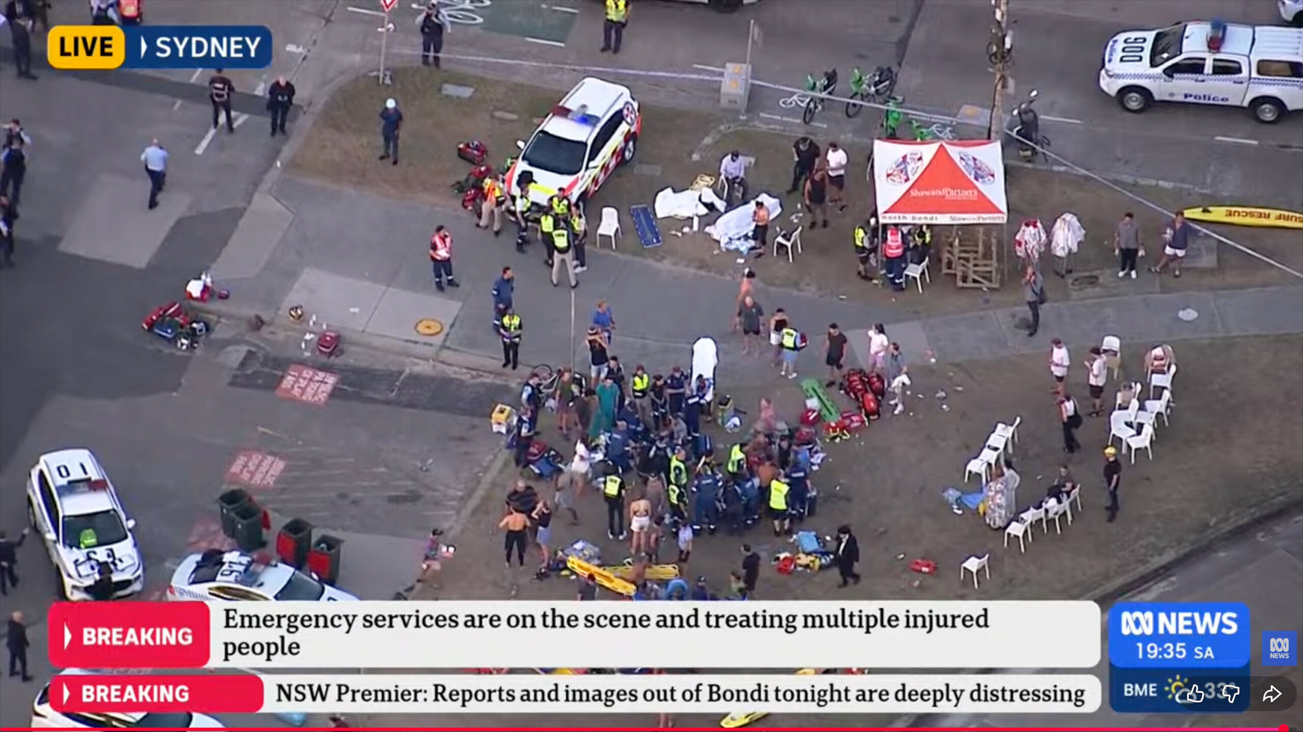 eine Luftaufnahme von Rettungskräften und Opfern nach einem Zwischenfall am Bondi Beach in Sydney.
