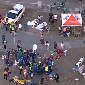 eine Luftaufnahme von Rettungskräften und Opfern nach einem Zwischenfall am Bondi Beach in Sydney.