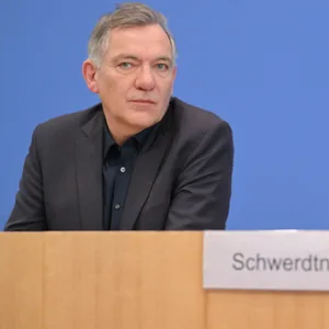 Jan van Aken (l) und Ines Schwerdtner, Parteivorsitzende der Partei Die Linke.