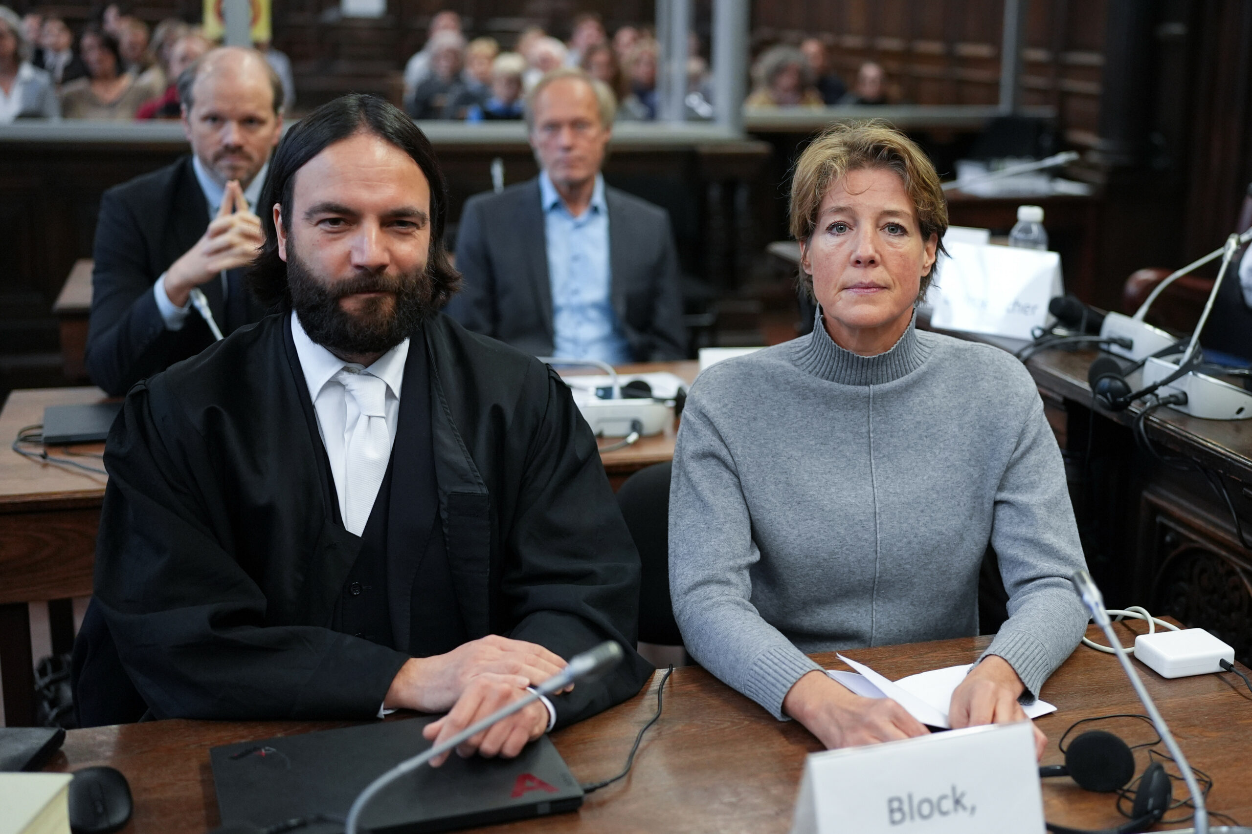 Christina Block und Anwalt Ingo Bott sitzen im Gerichtssaal