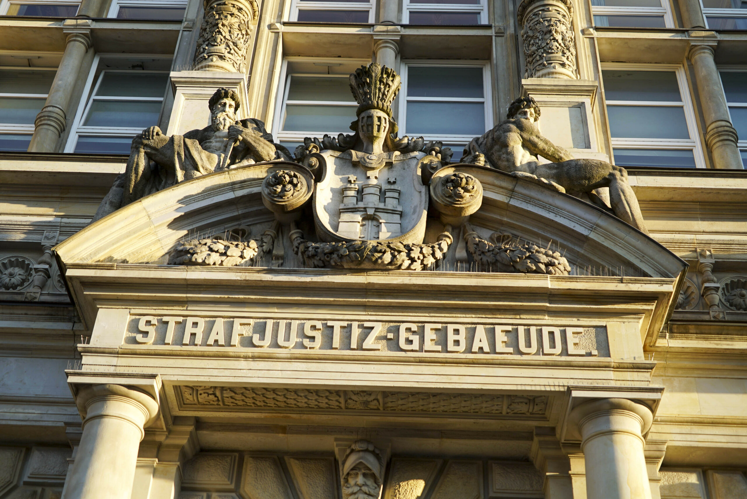 Portal des Strafjustizgebäudes