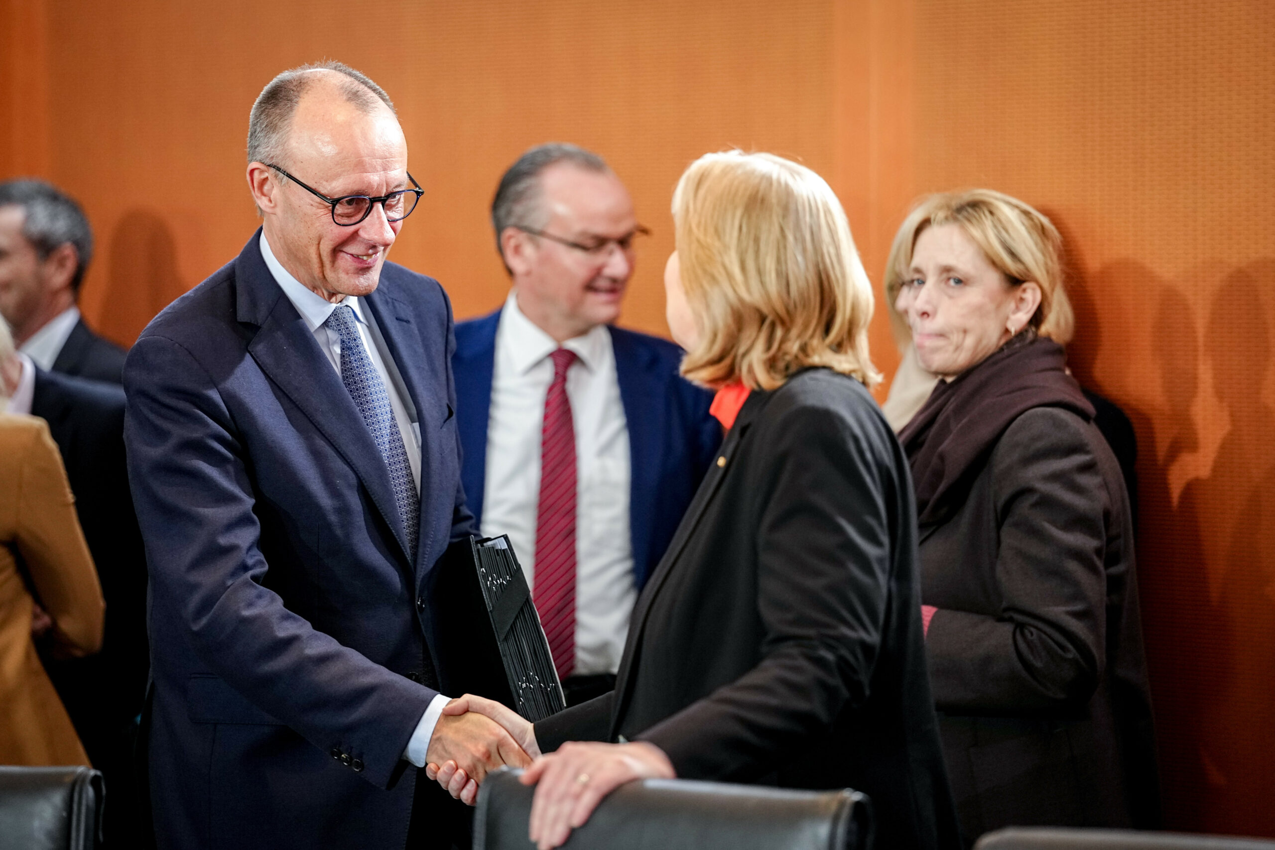 Bundeskanzler Friedrich Merz (CDU) und Bärbel Bas (SPD), Bundesministerin für Arbeit und Soziales und SPD-Parteivorsitzende, nehmen an der Sitzung des Bundeskabinetts im Bundeskanzleramt teil.