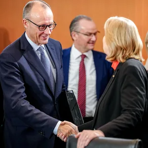 Bundeskanzler Friedrich Merz (CDU) und Bärbel Bas (SPD), Bundesministerin für Arbeit und Soziales und SPD-Parteivorsitzende, nehmen an der Sitzung des Bundeskabinetts im Bundeskanzleramt teil.