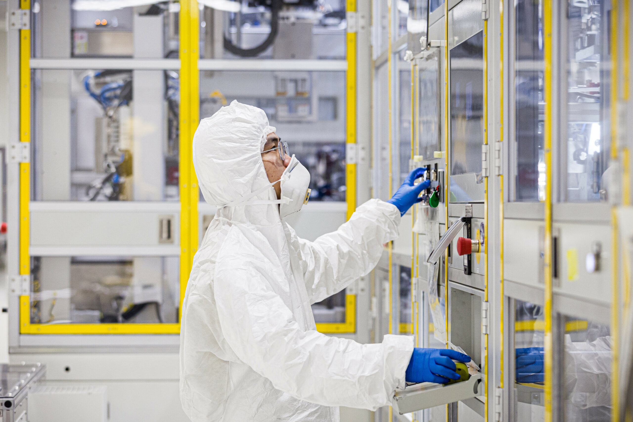 Ein Mitarbeiter arbeitet in einem Reinraum in der neuen Batteriefabrik PowerCo. Die VW-Tochter PowerCo eröffnet in Salzgitter ihre erste Gigafabrik.