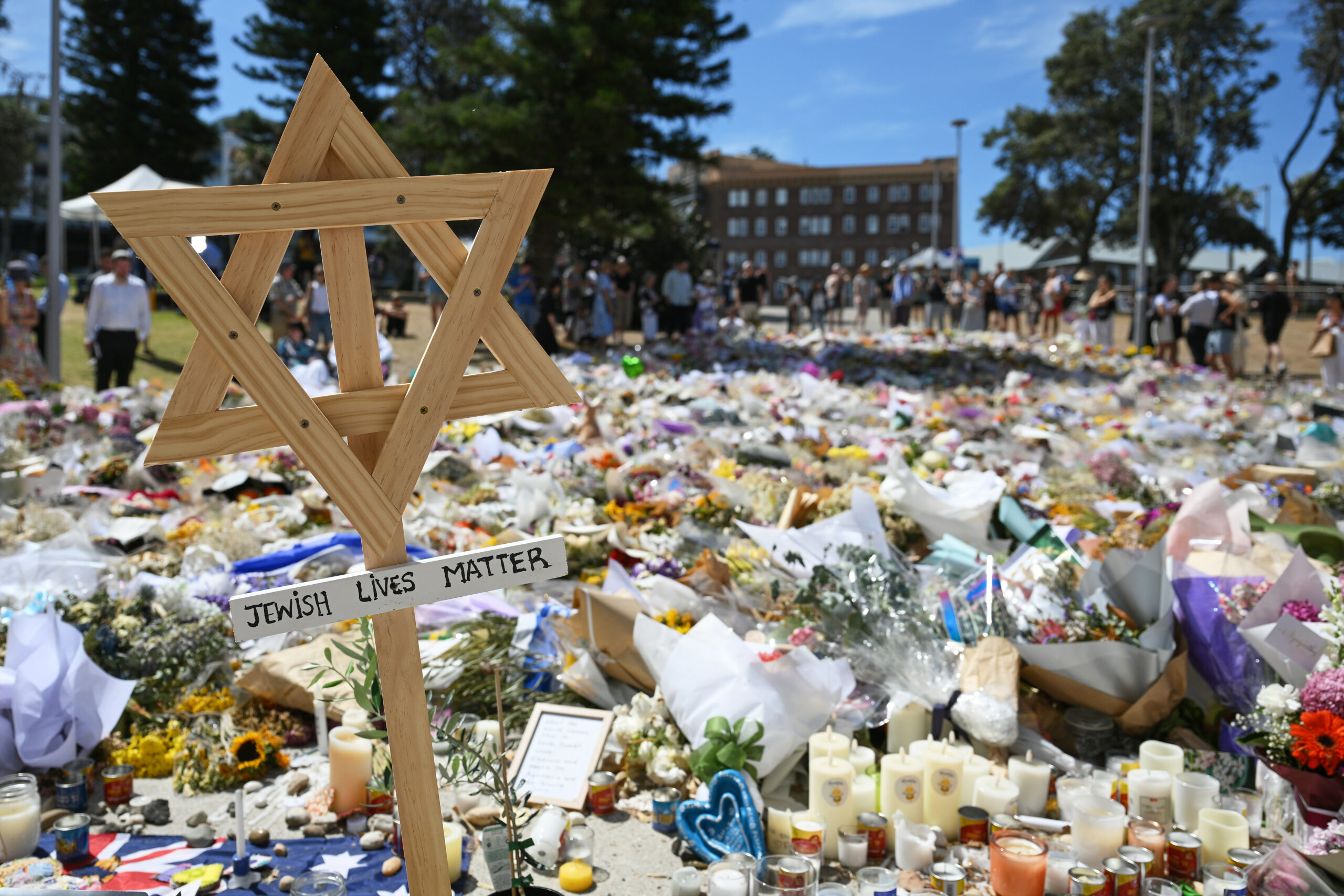 Ein Blumenschmuck vor dem Bondi Pavilion am Bondi Beach in Sydney.