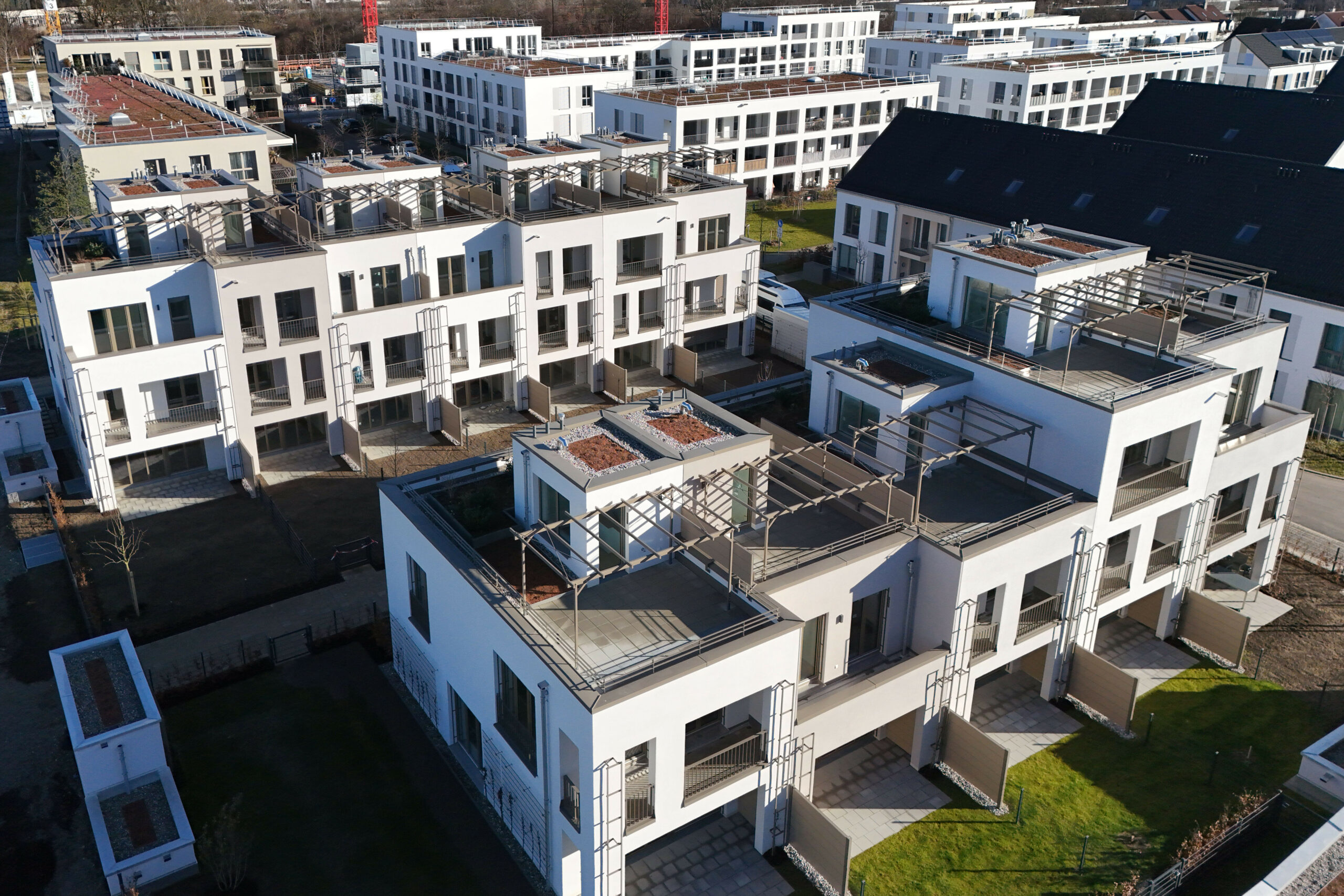 Eine Siedlung von Neubauten.