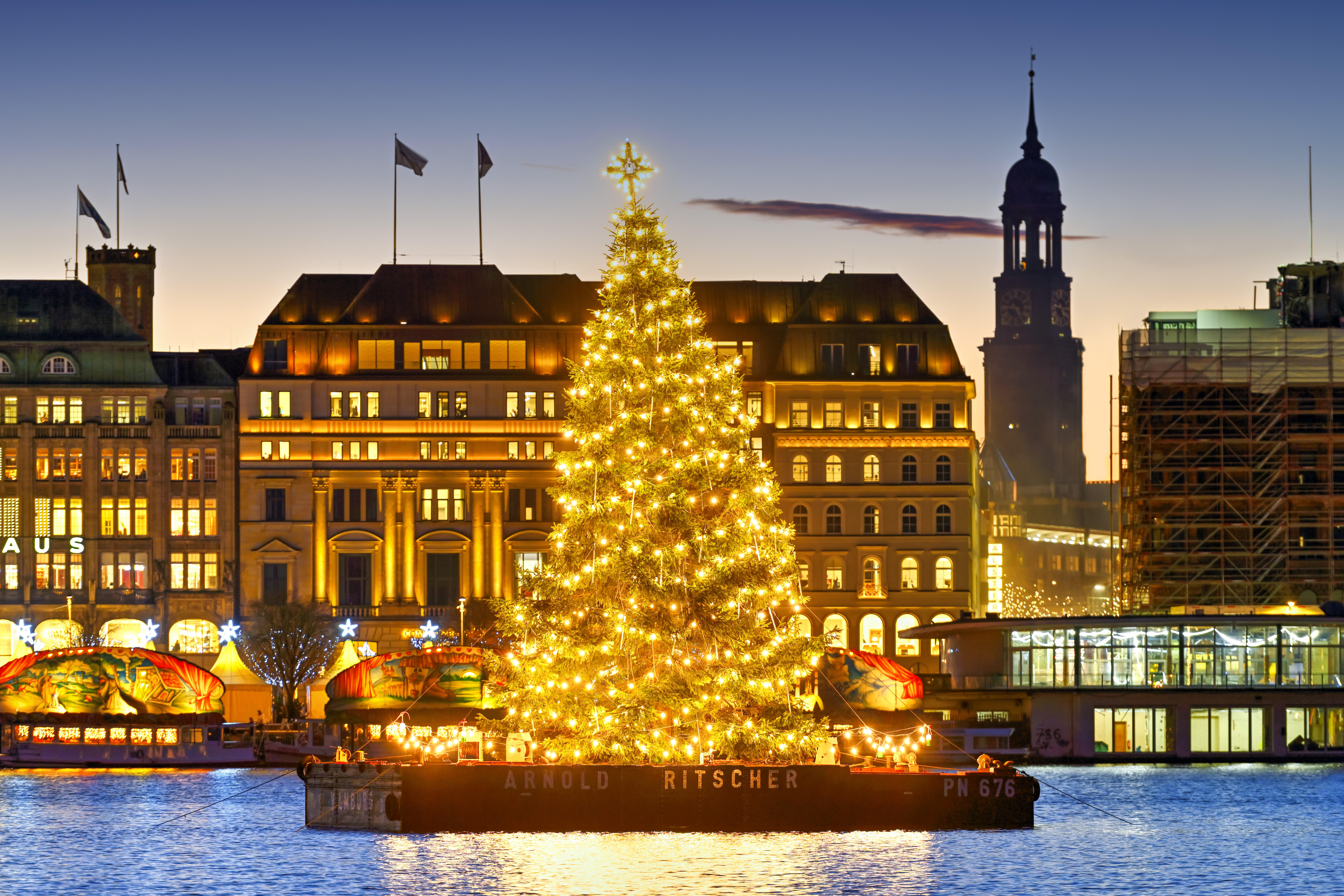 Blick über die Binnenalster mit Alstertanne zum Jungfernstieg in Hamburg