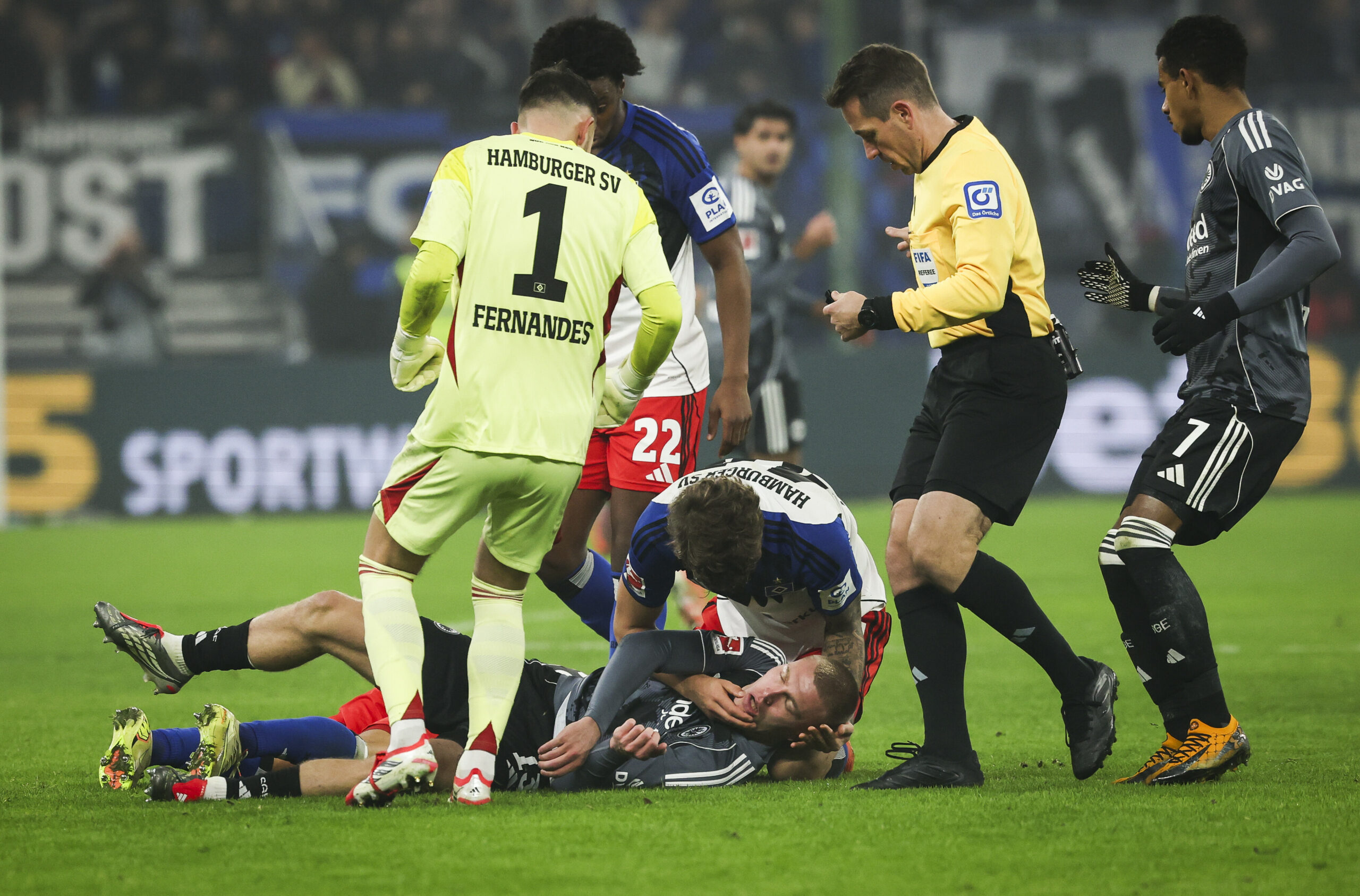 Rasmus Kristensen liegt am Boden und Luka Vuskovic stützt seinen Kopf